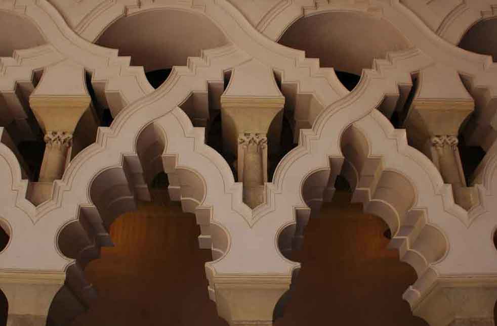 Zaragoza 62 - palacio de la Aljafería - arquerias del pórtico norte.jpg